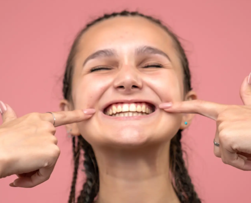 Collage dentaire, vue rapprochée jeune fille souriante rose