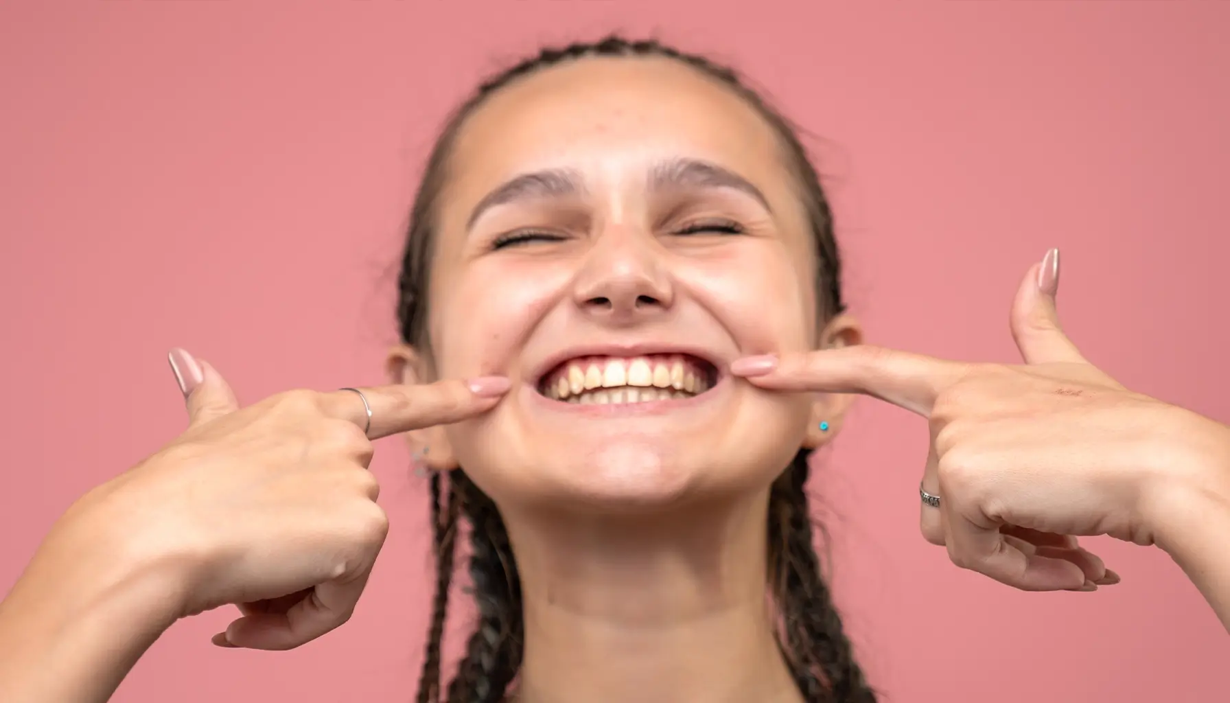 Collage dentaire, vue rapprochée jeune fille souriante rose