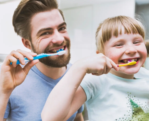 Fille et parents se brossant les dents. Ils ont appris du Dr Parisescu Utilisation-du-Fluorure