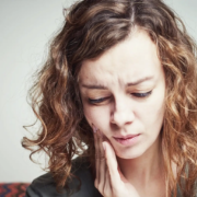 Gestion de la sensibilité dentaire après un remplissage dans le cabinet du Dr Parisescu. Femme souffrant de maux de dents. Sensibilité dentaire de concept de douleur dentaire