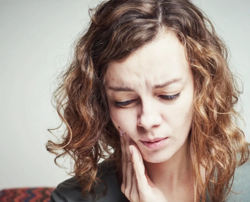 Gestion de la sensibilité dentaire après un remplissage dans le cabinet du Dr Parisescu. Femme souffrant de maux de dents. Sensibilité dentaire de concept de douleur dentaire