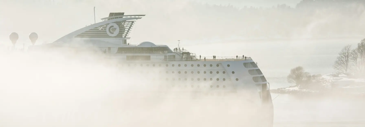 Hygiene-dentaire-en-voyage. White cruise ship covered in mist