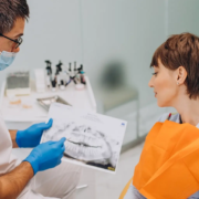 Visite de prévention dentaire pour une patiente soucieuse de son hygiène bucco-dentaire.