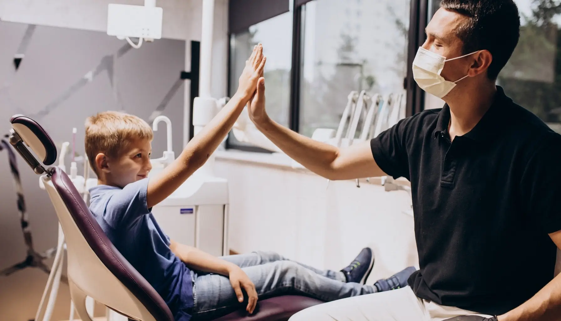 Jeune patient recevant des conseils d'hygiène bucco-dentaire lors d'une visite de prévention dentaire.