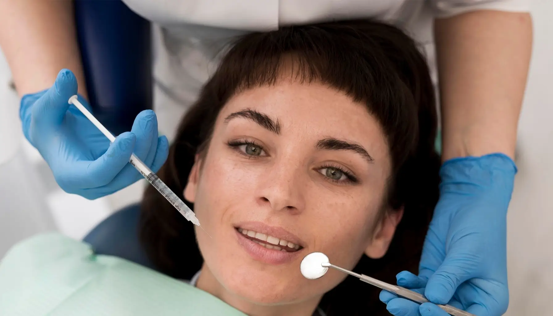 Un dentiste examine attentivement la bouche de son patient lors d'un contrôle régulier d'hygiène buccale visant à prévenir les affections dentaires.