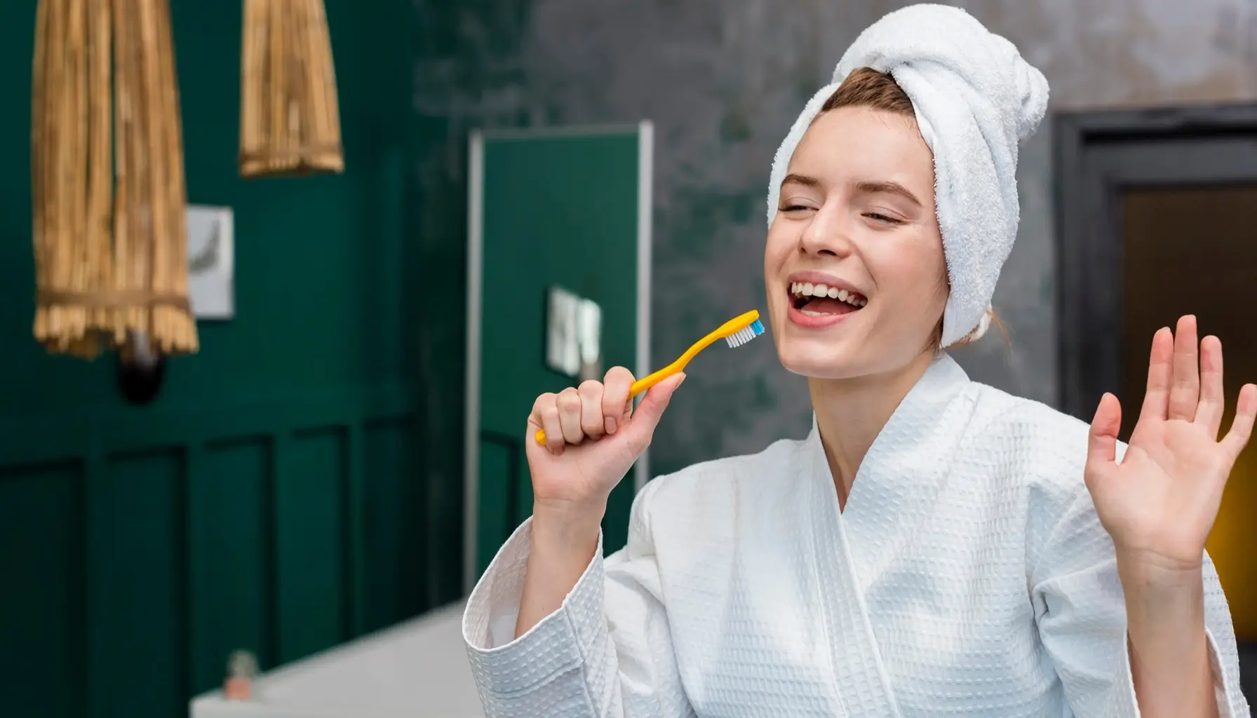 Voyageuse enjouée en peignoir, illustrant une routine de brossage ludique avec sa brosse à dents, soulignant l'importance de maintenir une bonne santé dentaire même en déplacement.