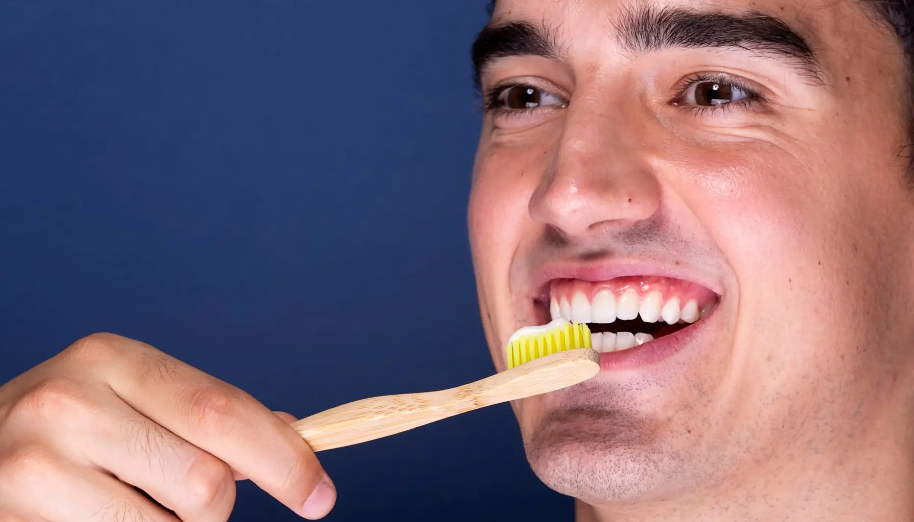 Gros plan sur un homme adulte utilisant une brosse à dents.