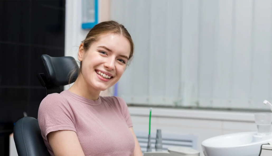 Belle patiente se faisant examiner les dents lors d'une visite de prévention des caries chez le dentiste.