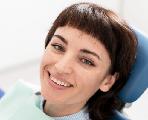 Patiente détendue attendant un traitement indolore des caries chez le dentiste.