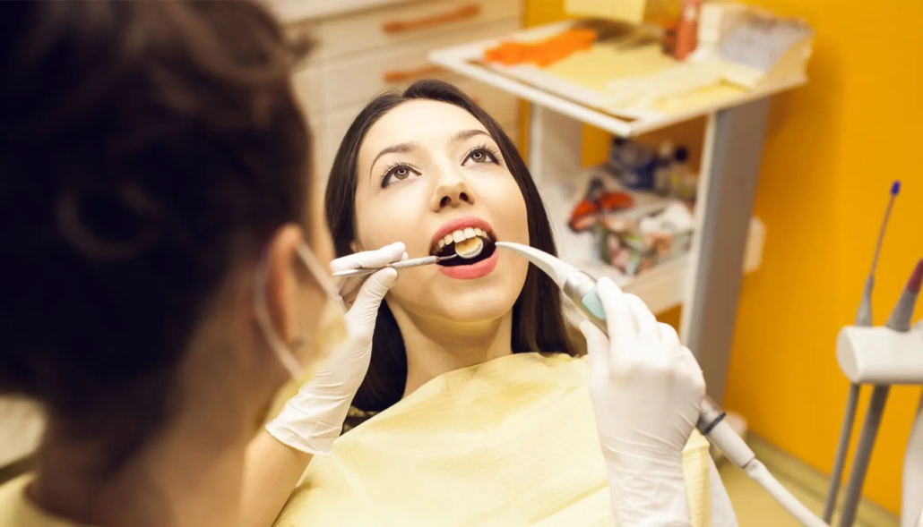 Assistante dentaire préparant un examen de dépistage des caries liées à l'alimentation.