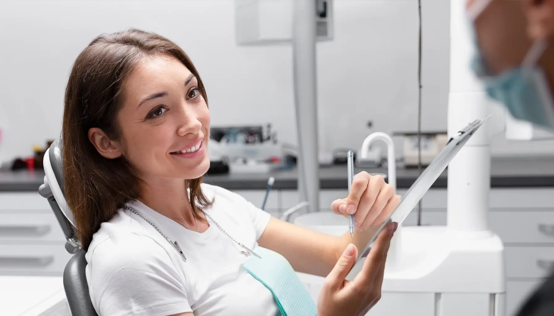 Belle patiente détendue, confiante dans la dentisterie au laser pour le traitement des caries.