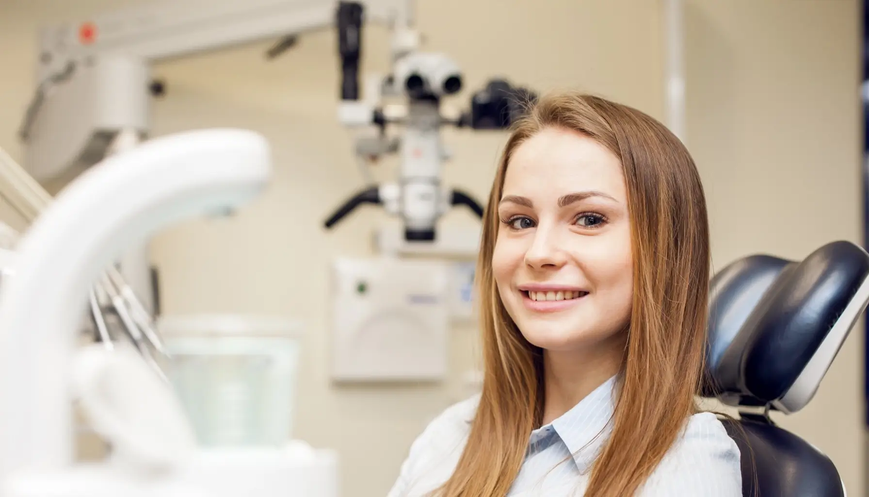 Patient satisfait de son traitement des caries par laser dentaire haute précision.