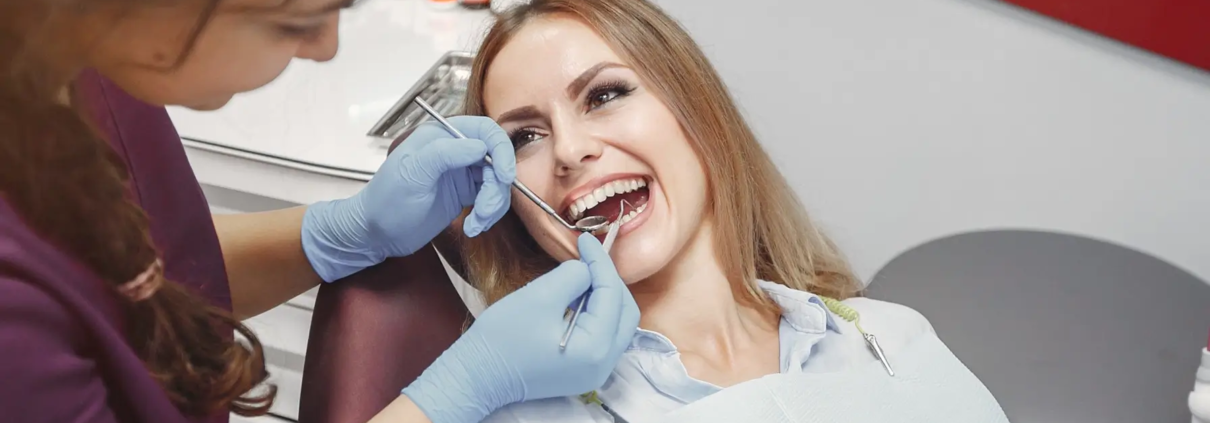 Jolie patiente attendant un traitement des caries indolore par laser dentaire.