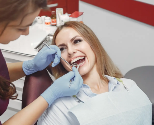 Jolie patiente attendant un traitement des caries indolore par laser dentaire.