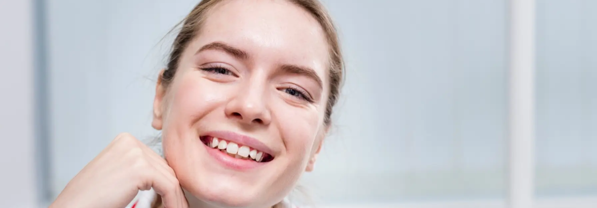 Portrait d'une femme adulte diabétique souriante chez le dentiste pour un contrôle des caries et des conseils sur l'hygiène bucco-dentaire et l'utilisation du fluor.