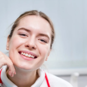 Portrait d'une femme adulte diabétique souriante chez le dentiste pour un contrôle des caries et des conseils sur l'hygiène bucco-dentaire et l'utilisation du fluor.