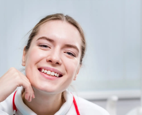 Portrait d'une femme adulte diabétique souriante chez le dentiste pour un contrôle des caries et des conseils sur l'hygiène bucco-dentaire et l'utilisation du fluor.