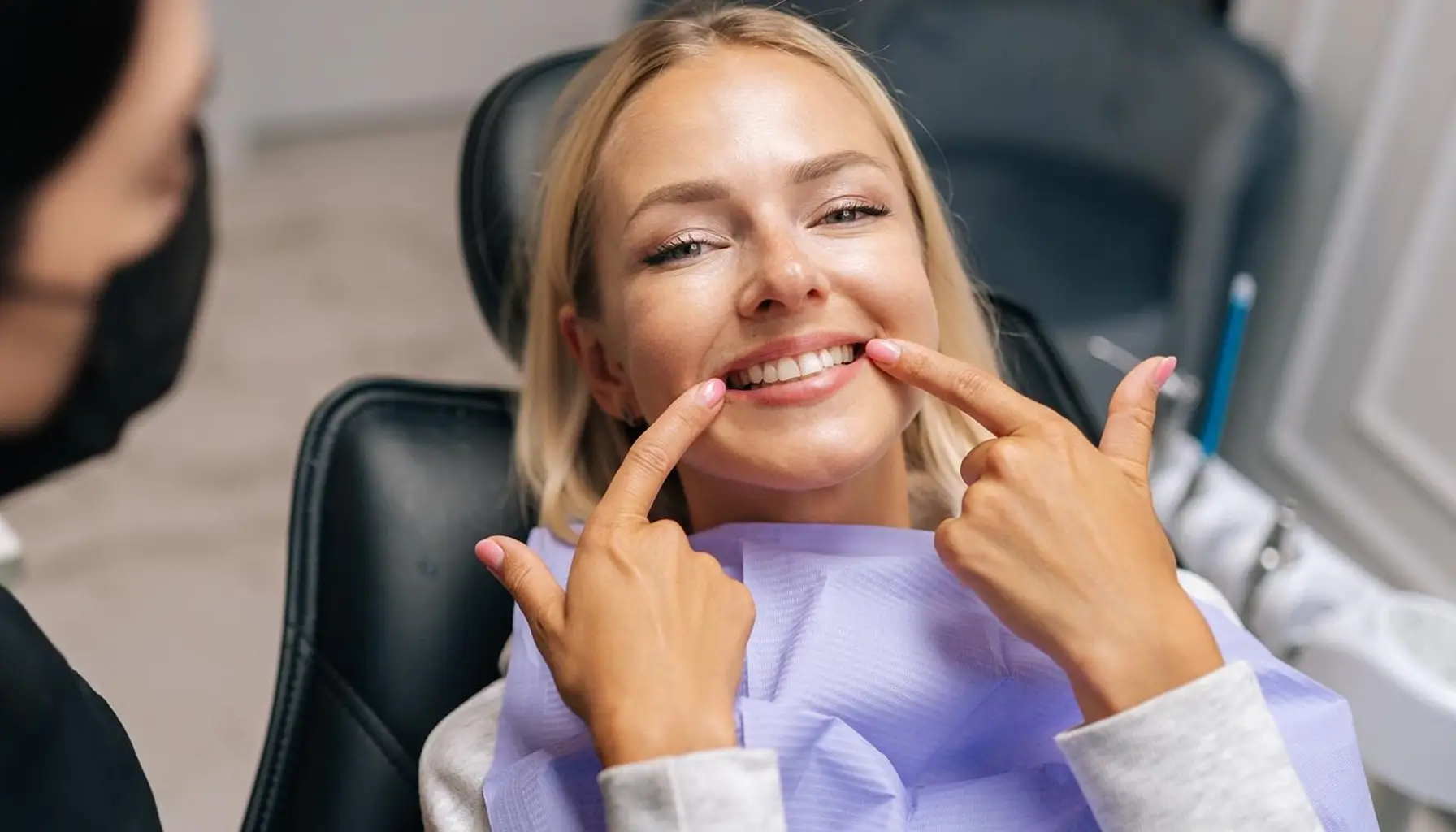 Vue de dessus d'une jeune femme diabétique heureuse montrant ses dents saines après un nettoyage de l'émail chez le dentiste, grâce à un bon contrôle des caries par l'hygiène bucco-dentaire et l'utilisation du fluor.