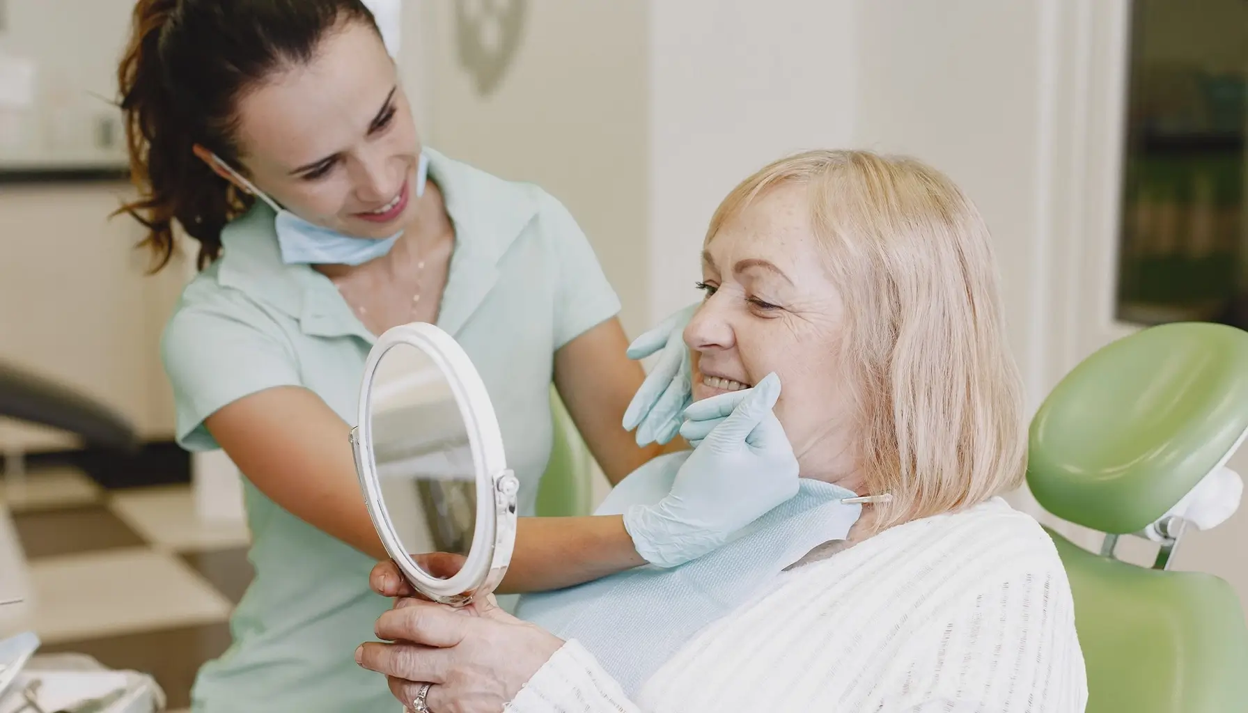 Femme senior lors d'un rendez-vous chez le dentiste pour un traitement dentaire, soulignant l'importance de maintenir une bonne hygiène buccale et des soins dentaires réguliers, y compris l'entretien des prothèses dentaires si nécessaire.