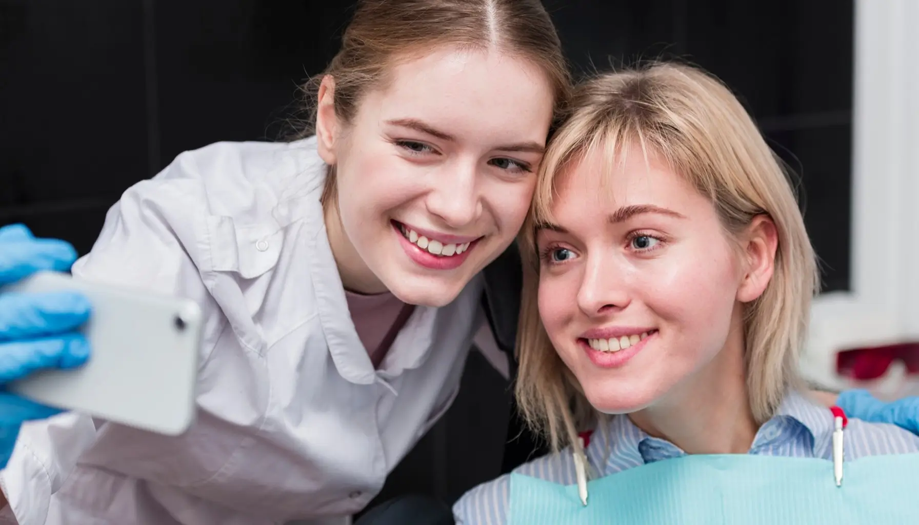 Selfie d'un dentiste heureux avec son patient diabétique après une consultation sur le contrôle des caries, l'hygiène bucco-dentaire et l'utilisation du fluor pour prévenir les problèmes dentaires liés au diabète.