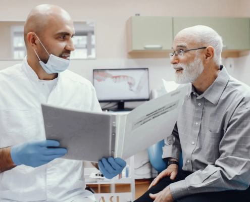 Senior attendant son rendez-vous dans le cabinet du dentiste, rappelant l'importance de maintenir une bonne hygiène buccale et des visites régulières chez le dentiste, en particulier pour les personnes âgées qui peuvent avoir des prothèses dentaires ou des problèmes dentaires spécifiques.