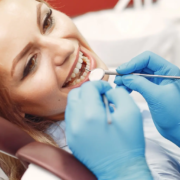 Jeune fille dans un cabinet dentaire, mettant en évidence l'éducation à l'hygiène buccale pour prévenir les caries chez les enfants et les adolescents.