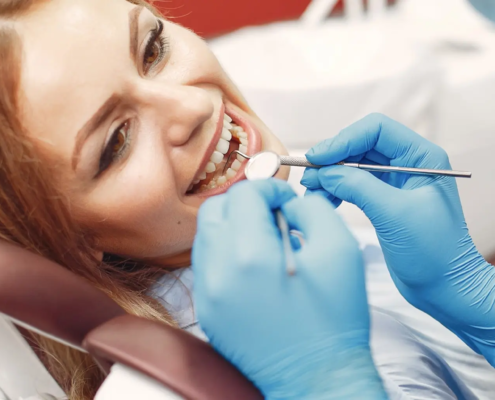 Jeune fille dans un cabinet dentaire, mettant en évidence l'éducation à l'hygiène buccale pour prévenir les caries chez les enfants et les adolescents.