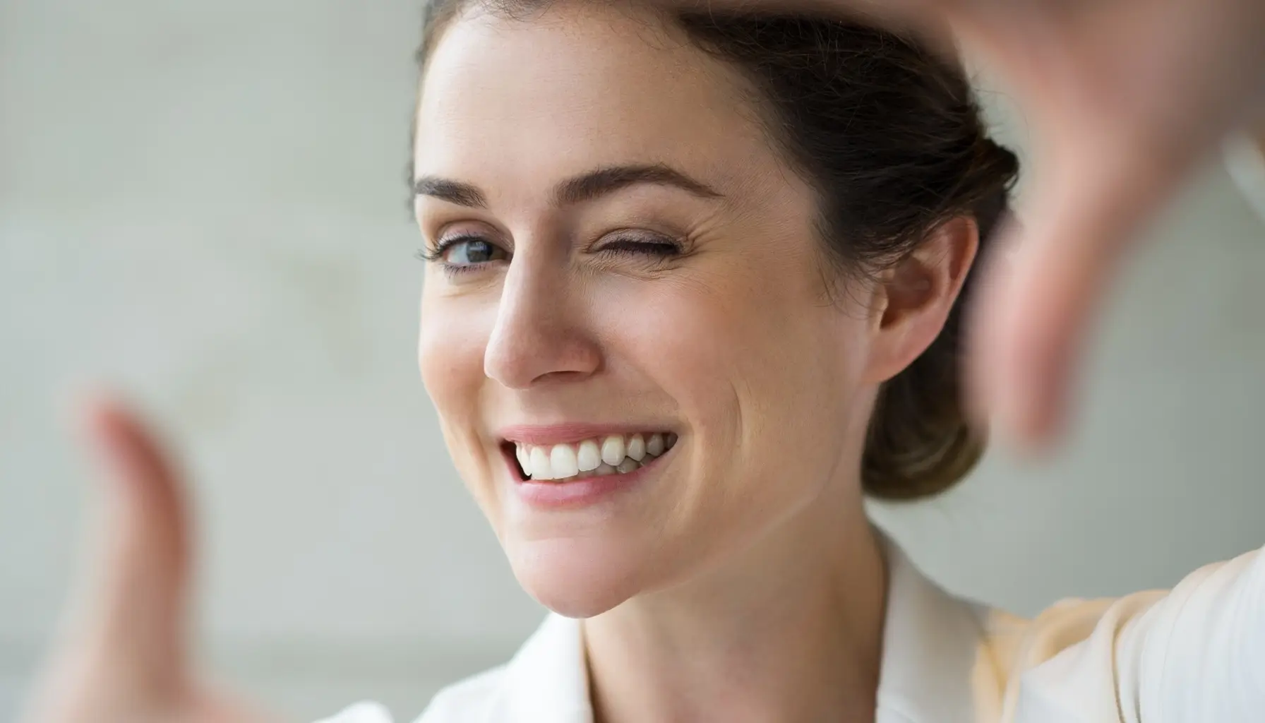 Femme souriante dans un cabinet dentaire, illustrant les bienfaits de l'éducation à l'hygiène buccale pour prévenir les caries chez les adultes.