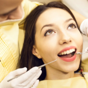 Femme souriante chez le dentiste pour un examen dentaire de routine