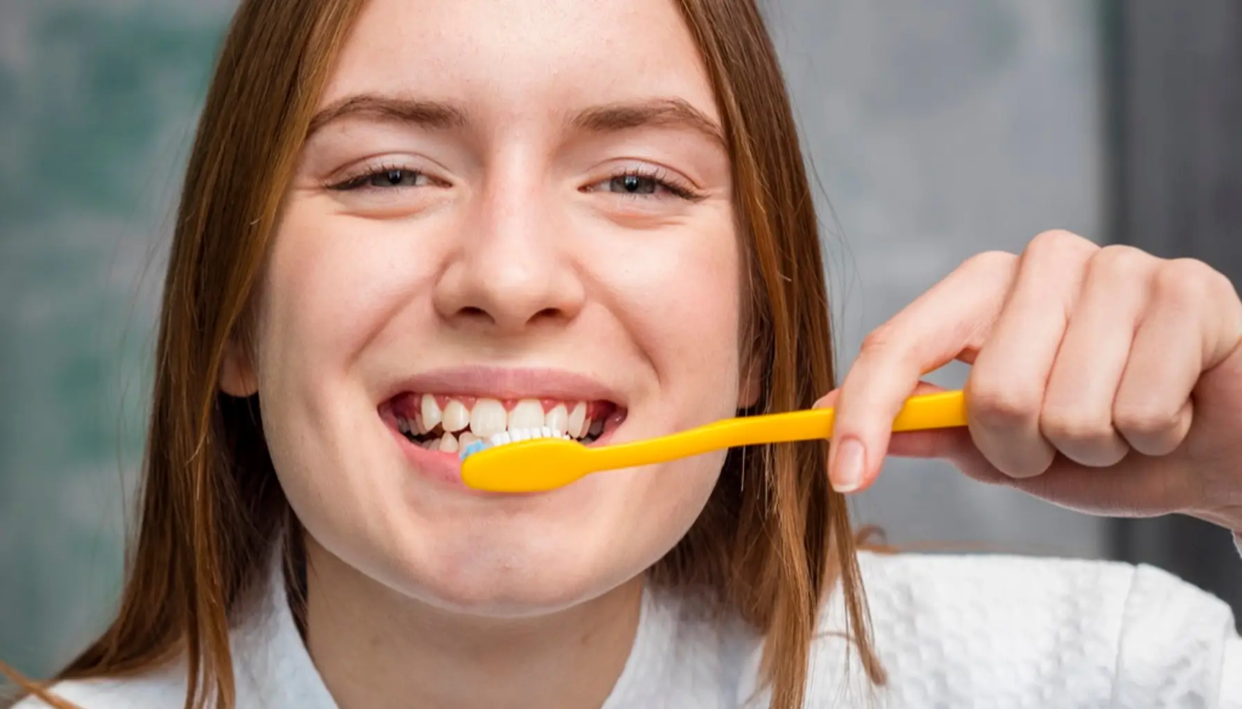 Femme se brossant les dents avec soin pour maintenir une bonne santé dentaire