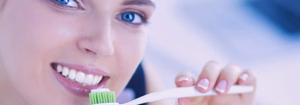 Jeune fille se brossant les dents pour maintenir une bonne hygiène bucco-dentaire