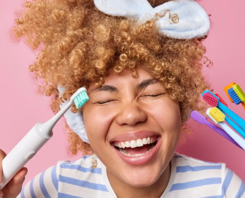 Jeune femme souriante avec des brosses à dents, dents saines grâce à une bonne hygiène bucco-dentaire et un dentifrice anti-caries.