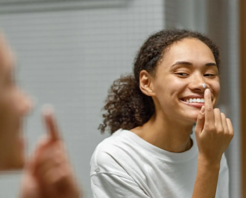 Femme joyeuse pratiquant son hygiène buccale avec un bain de bouche, illustrant les bienfaits d'une routine dentaire complète.