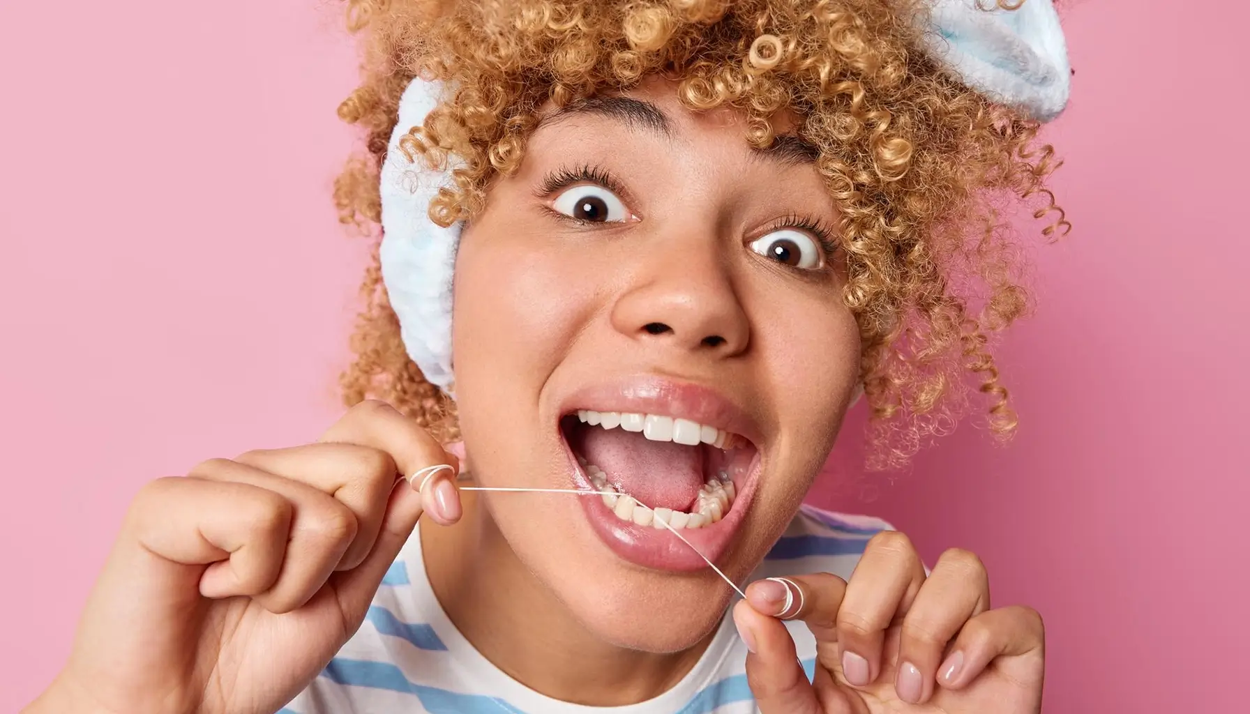 Démonstration d'une routine complète d'hygiène dentaire, combinant brossage électrique et bain de bouche, essentiels pour maintenir une bonne santé buccale et soutenir une alimentation saine.