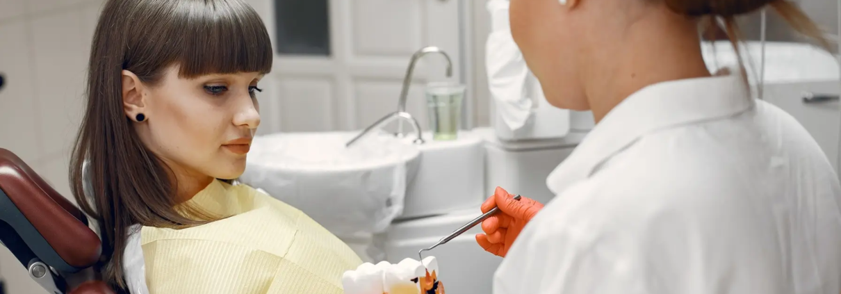 Leçon d'hygiène buccale chez le dentiste : focus sur les espaces interdentaires.