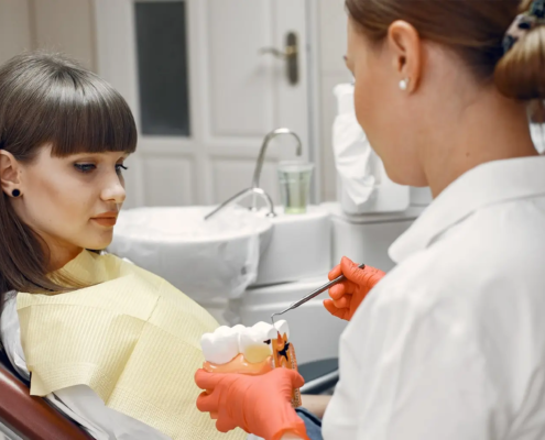 Leçon d'hygiène buccale chez le dentiste : focus sur les espaces interdentaires.