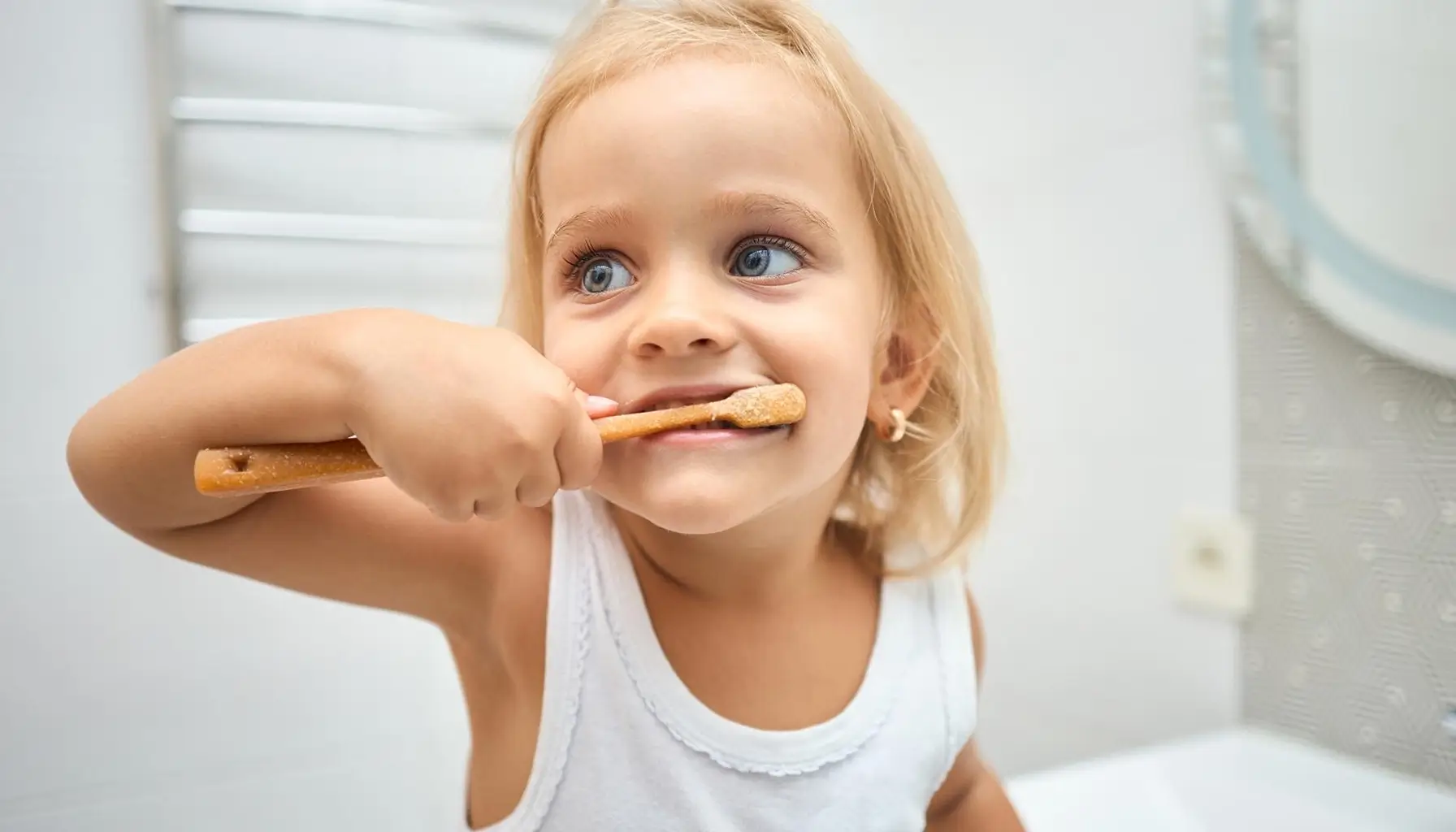 Jeune enfant souriant prenant soin de sa santé buccale pour éviter les caries dentaires