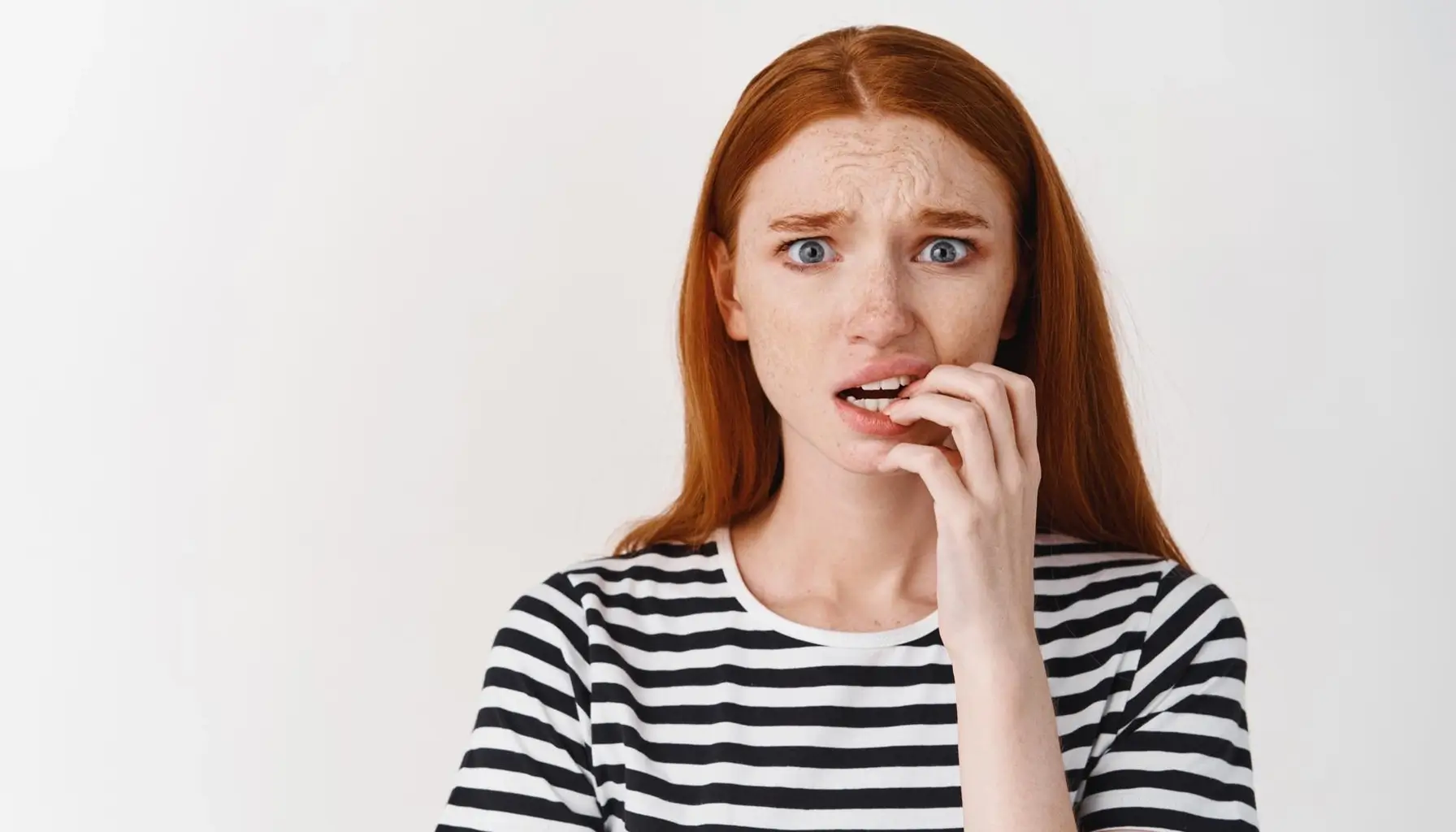 Jeune femme anxieuse montrant des signes d'inquiétude, possiblement liés à des problèmes de santé buccale comme la gingivite, soulignant l'importance d'une bonne hygiène bucco-dentaire pour prévenir la mauvaise haleine