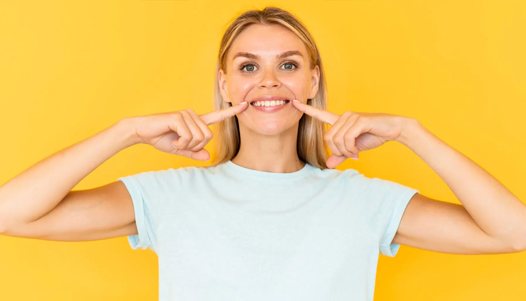 Le sourire radieux d'une patiente diabétique, témoignage d'une excellente santé buccale.