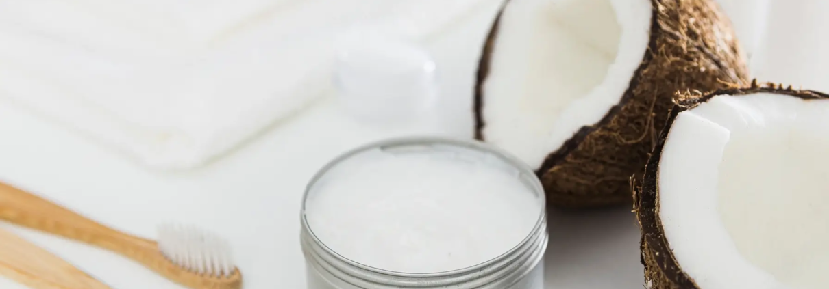 Hygiène buccale naturelle : noix de coco et sa crème, ingrédients clés des dentifrices biologiques pour une santé dentaire optimale.