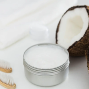 Hygiène buccale naturelle : noix de coco et sa crème, ingrédients clés des dentifrices biologiques pour une santé dentaire optimale.