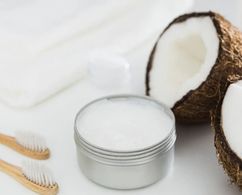 Hygiène buccale naturelle : noix de coco et sa crème, ingrédients clés des dentifrices biologiques pour une santé dentaire optimale.