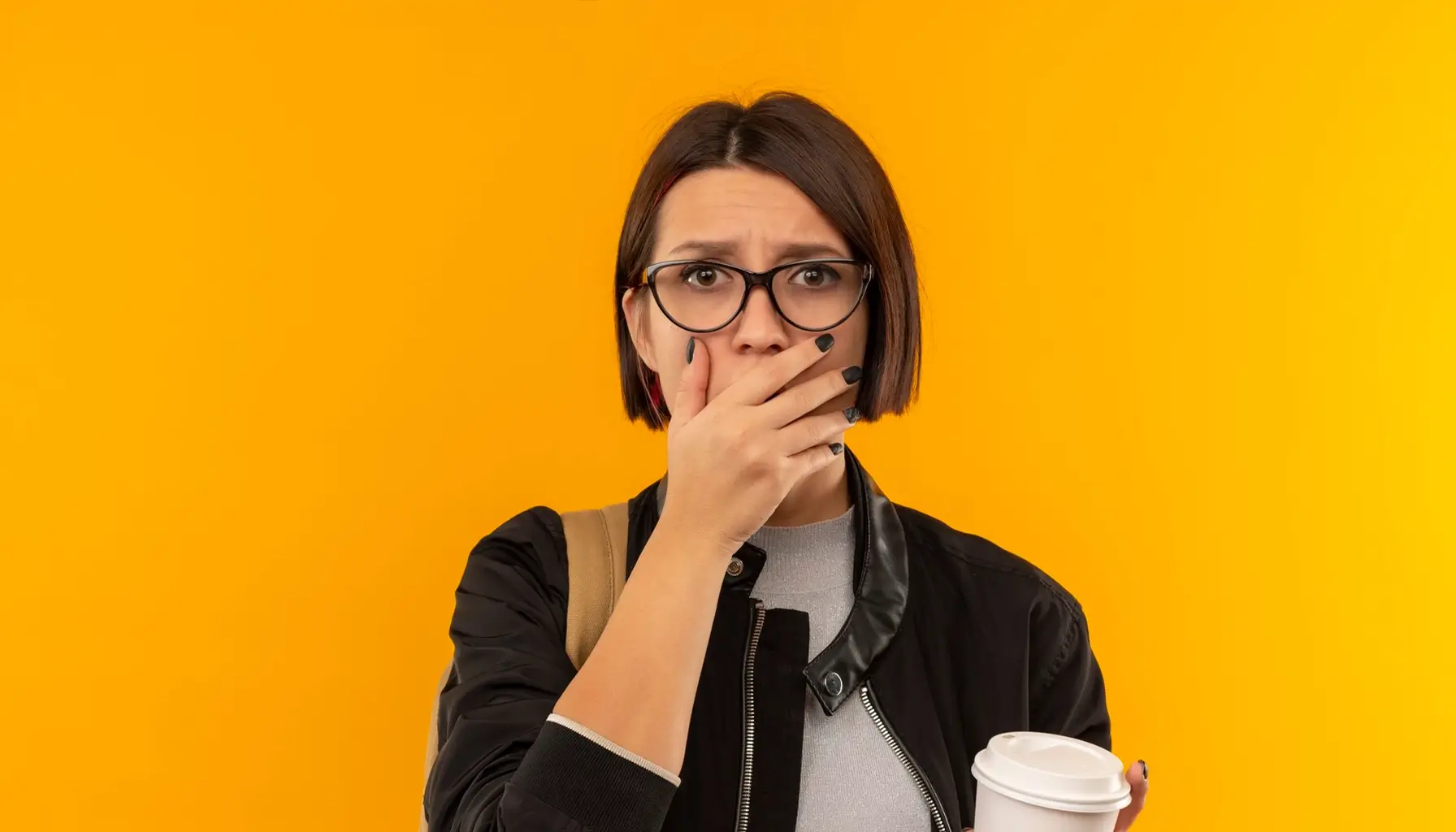 Une étudiante étonnée réalise l'impact potentiel des boissons acides sur son émail dentaire et sa santé dentaire, illustrant les risques de la consommation régulière de ces boissons