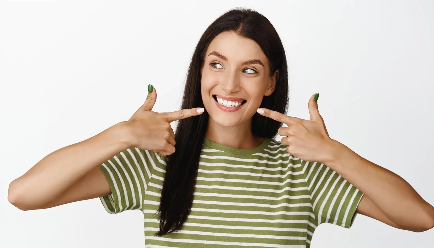 Femme souriante montrant ses dents blanches et saines, symbolisant une hygiène dentaire impeccable et le nettoyage des ponts et couronnes.