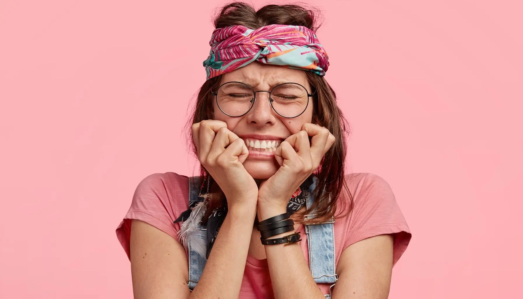 Jeune femme hippie se rongeant les ongles, potentiellement en raison de problèmes de santé bucco-dentaire, soulignant le besoin d'un dépistage précoce des maladies dentaires.