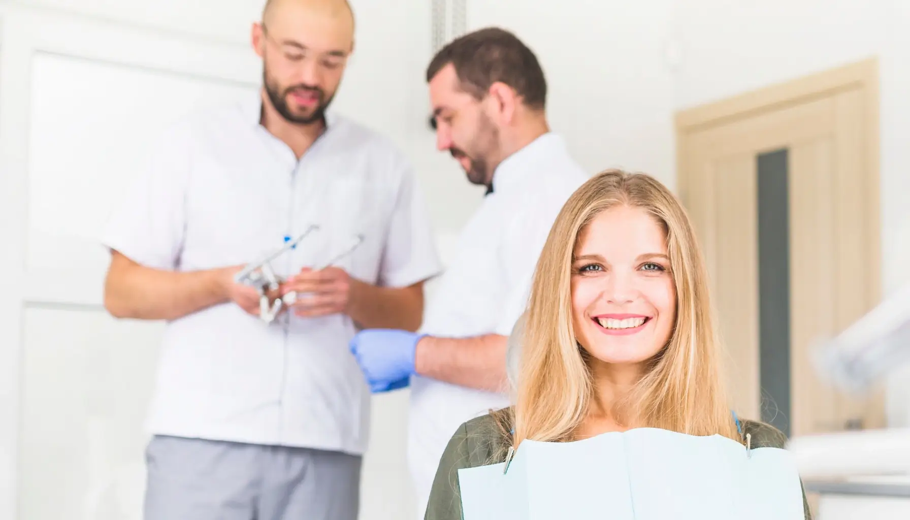 Dentiste prodiguant des conseils à sa patiente sur la production de salive et la santé buccale.