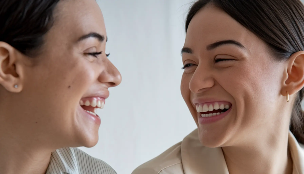 Après une Restauration dentaire esthétique deux femmes sont heureuses